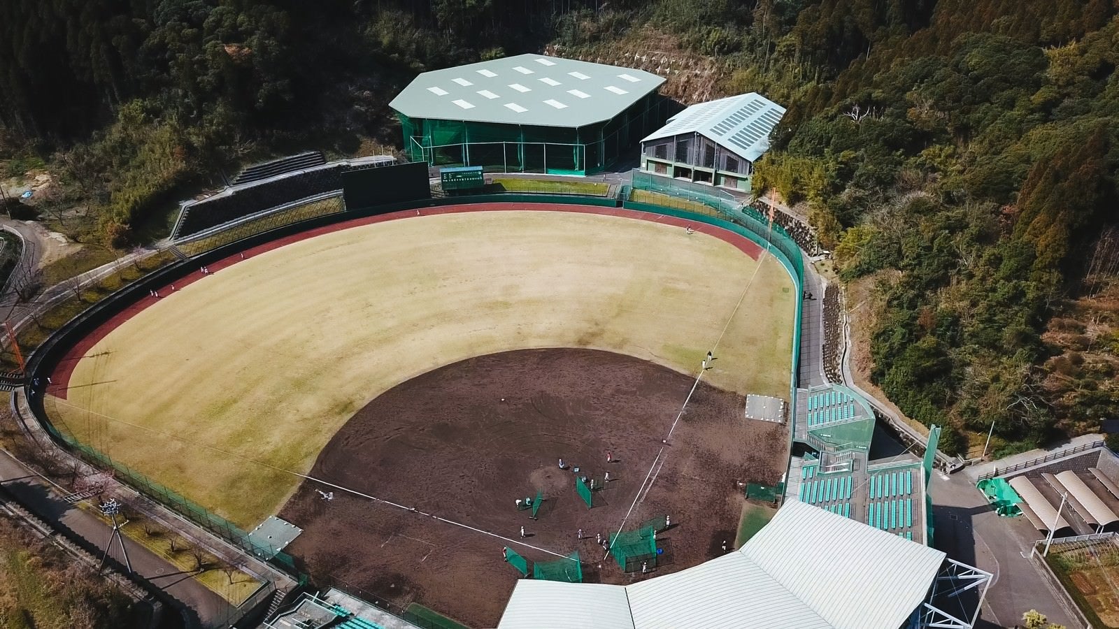 「投球練習場と室内練習場をのぞむ天福球場」の写真