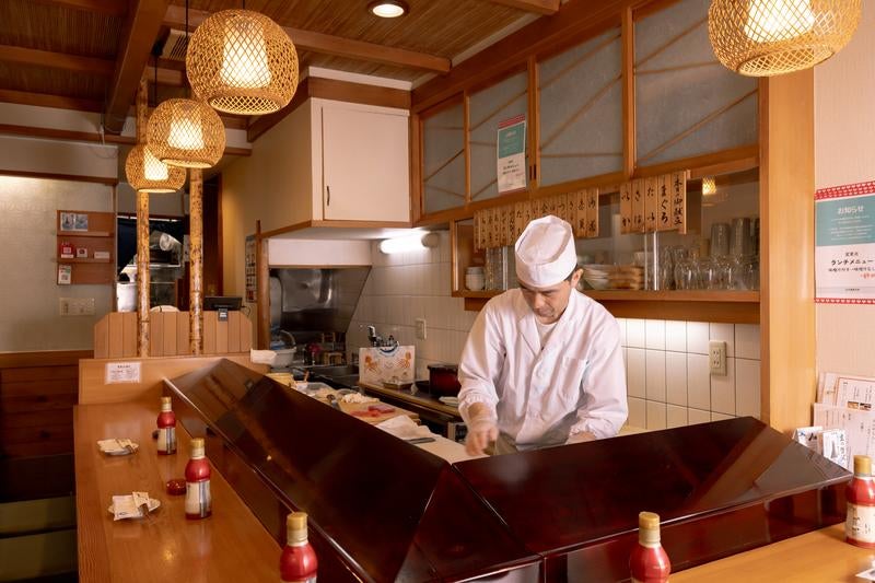 温かみのある木目調の寿司幸店内の写真