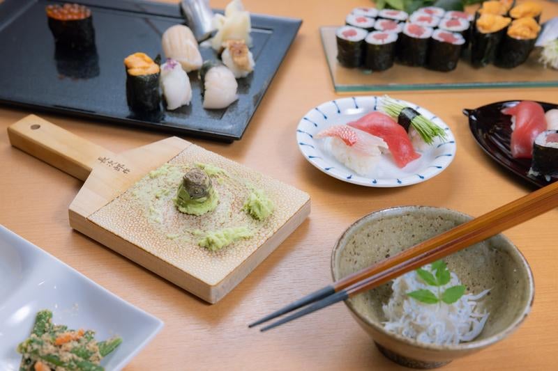 寿司や刺身などが並ぶの写真