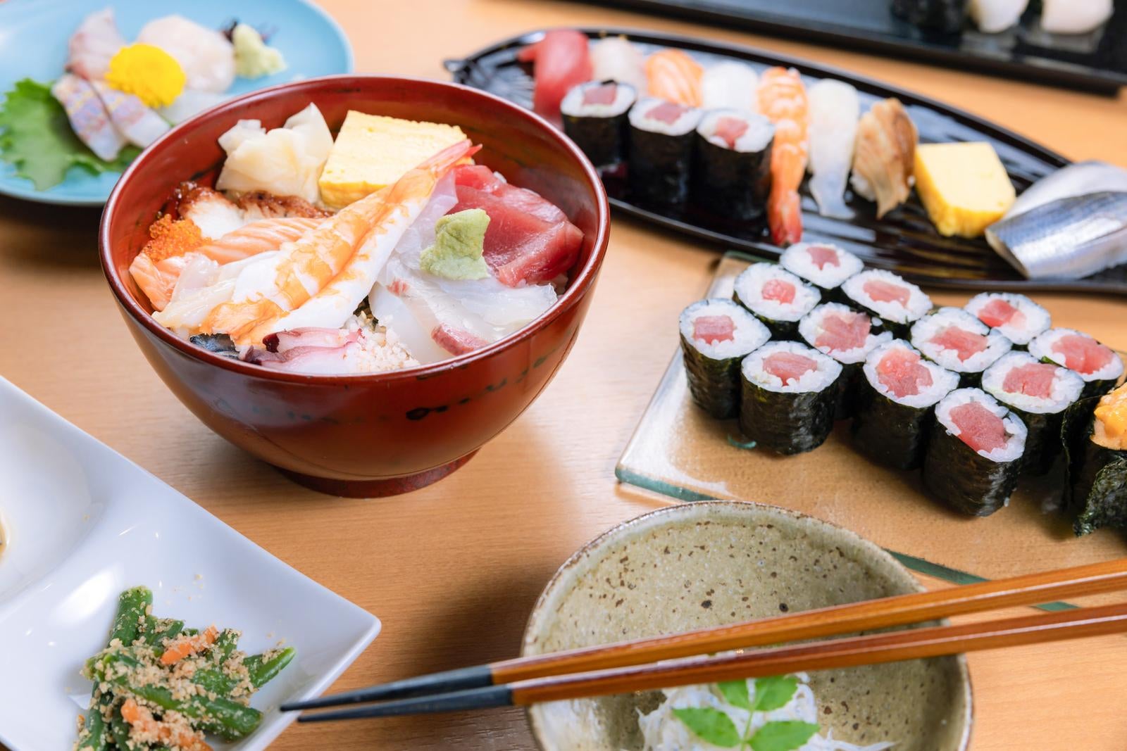 「色とりどりの寿司や刺し身、海鮮丼など」の写真