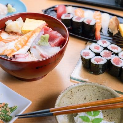 色とりどりの寿司や刺し身、海鮮丼などの写真