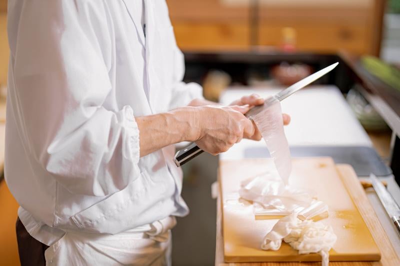 寿司職人の桂剥きの様子の写真