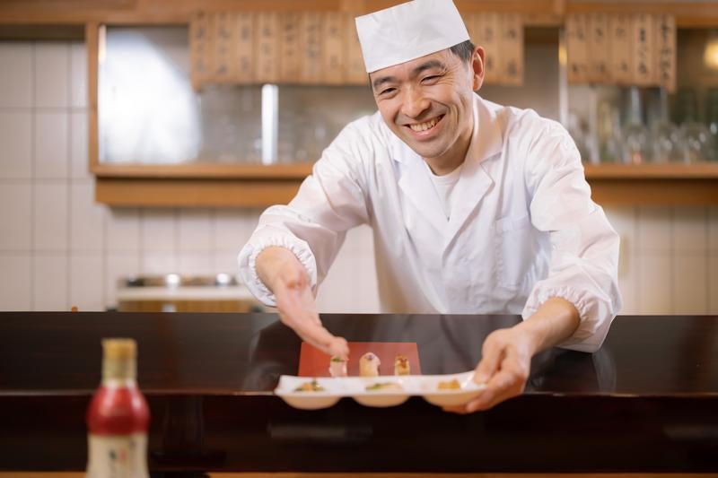 人柄あふれる寿司職人の写真