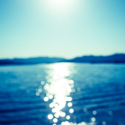 日が反射する海の写真