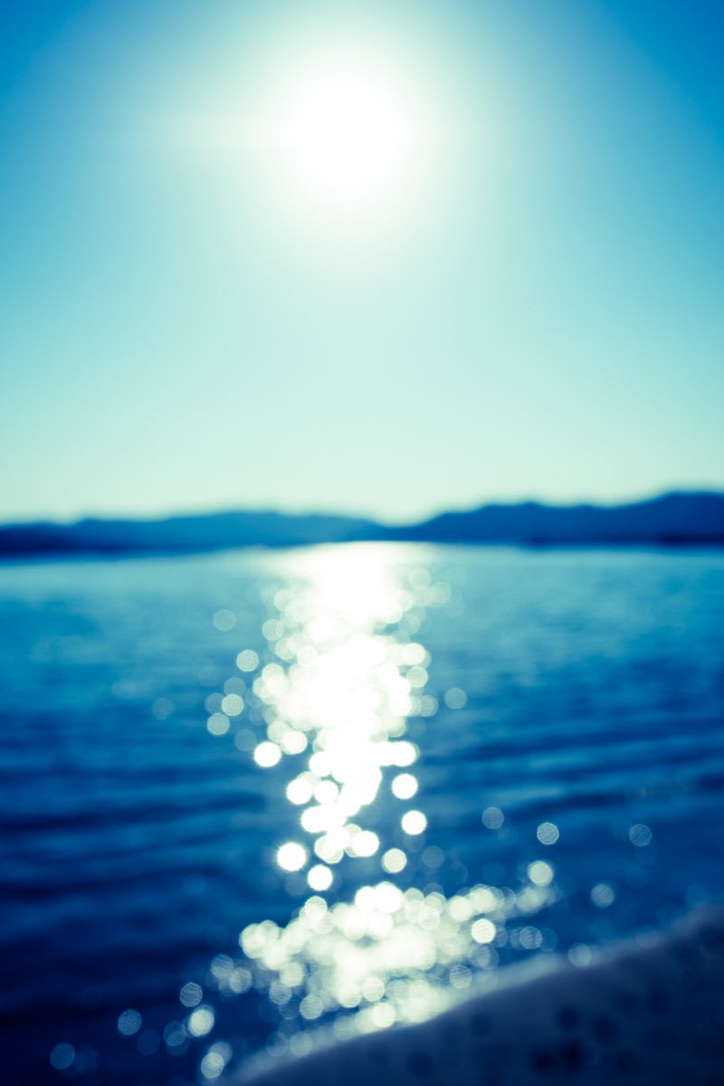「日が反射する海」の写真