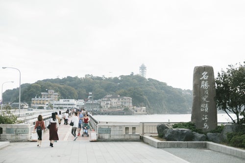 江ノ島大橋と観光客の往来の写真