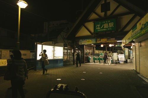 日が暮れた江ノ島駅前の写真