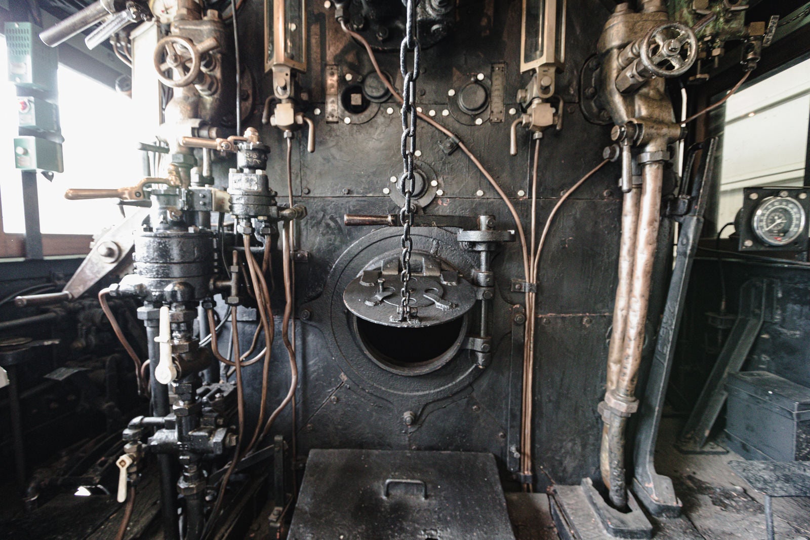 「静態保存蒸気機関車・9600形59647号機の機関室内の様子」の写真