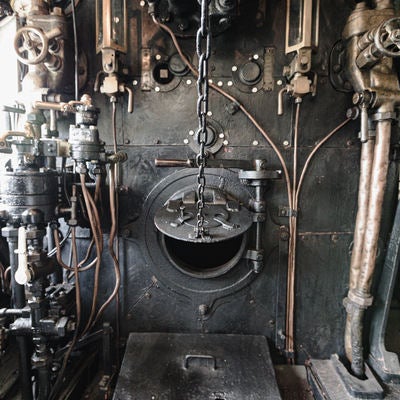 静態保存蒸気機関車・9600形59647号機の機関室内の様子の写真