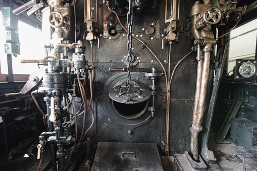 静態保存蒸気機関車・9600形59647号機の機関室内の様子の写真