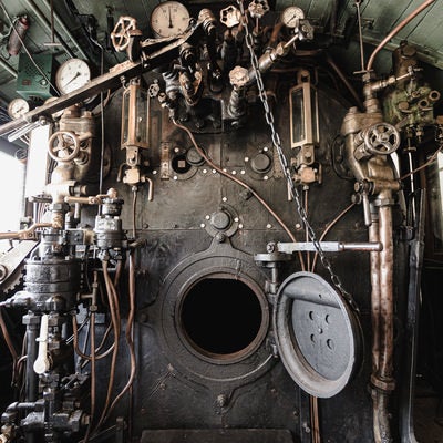 各種レバーや計器類などがびっしりと並ぶ蒸気機関車・9600形59647号機の機関室内の写真