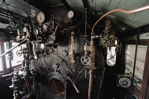 静態保存蒸気機関車・9600形59647号機内の計器類の写真