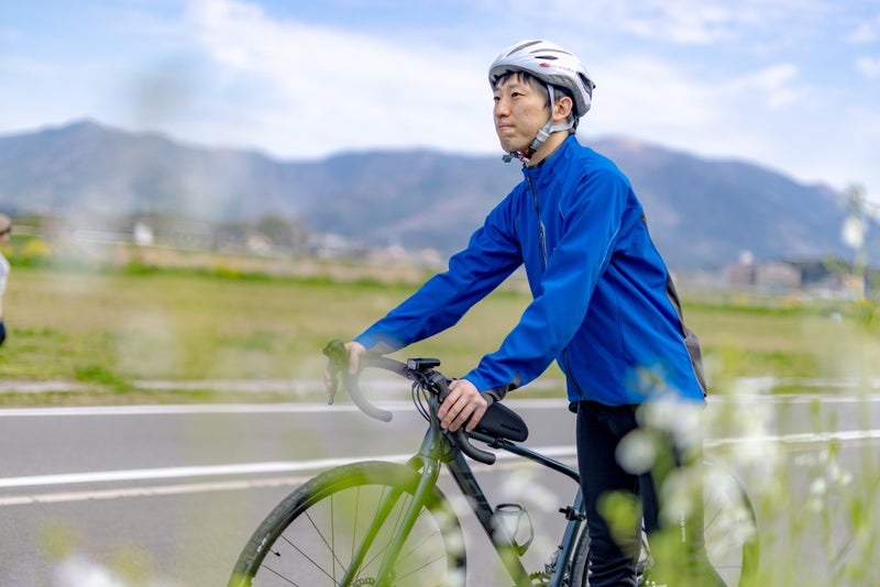 自転車を押して歩く男性（直方北九州自転車道）の写真