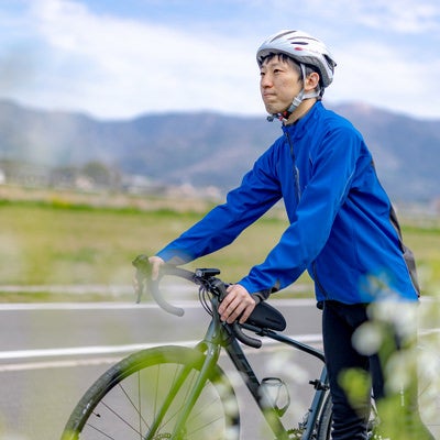 自転車を押して歩く男性（直方北九州自転車道）の写真