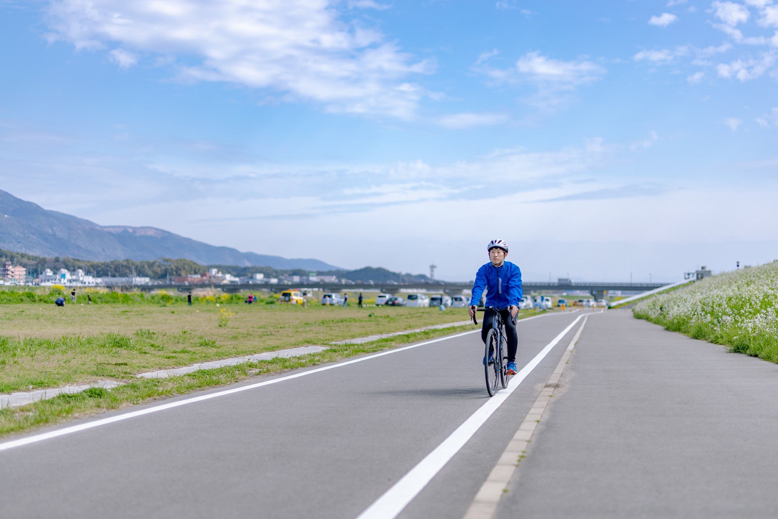 「直方北九州自転車道を走行する男性」の写真［モデル：モデルリリース］