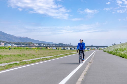 直方北九州自転車道を走行する男性の写真