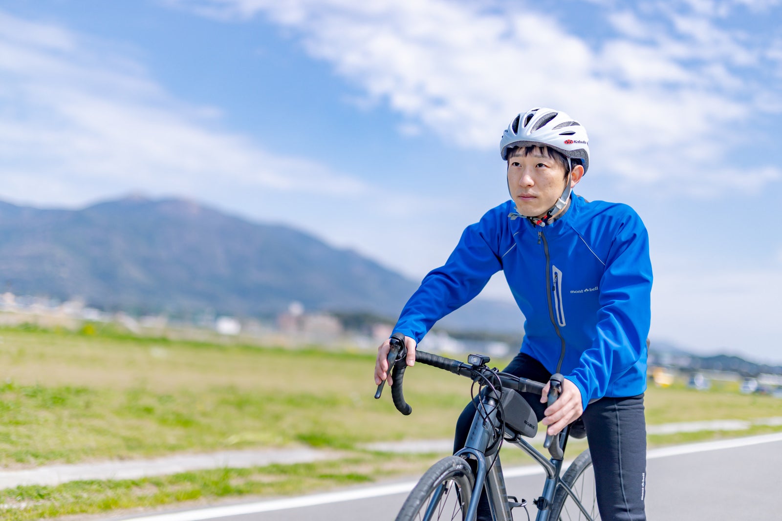 「直方北九州自転車道を走りだす男性」の写真［モデル：モデルリリース］
