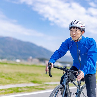 直方北九州自転車道を走りだす男性の写真
