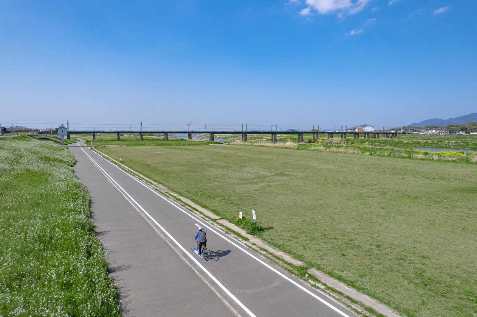 「筑豊鉄道の眺めながら直方北九州自転車道を走行するロードバイク」の写真