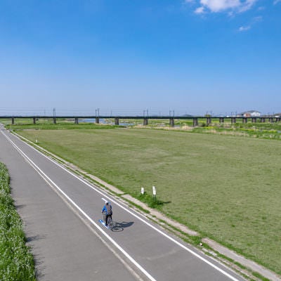 筑豊鉄道の眺めながら直方北九州自転車道を走行するロードバイクの写真