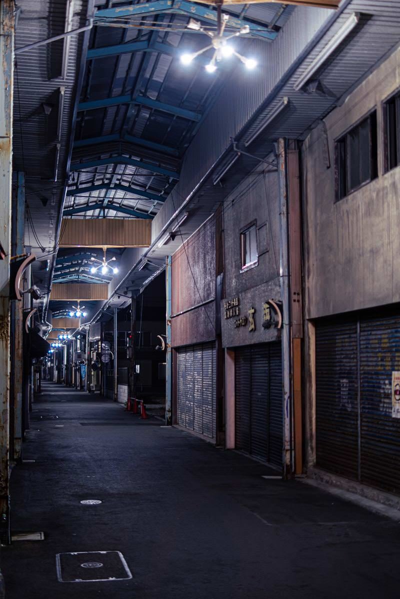「深夜、寝静まった直方須崎町商店街のアーケード」の写真