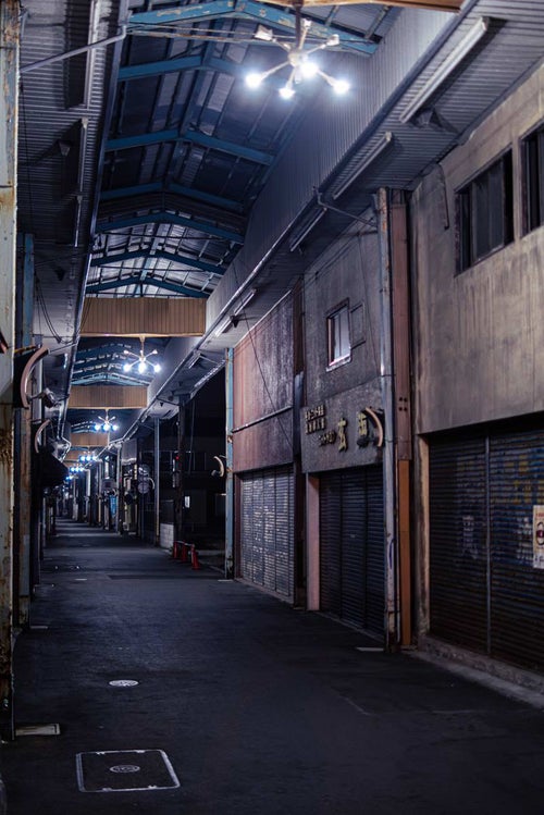 深夜、寝静まった直方須崎町商店街のアーケードの写真