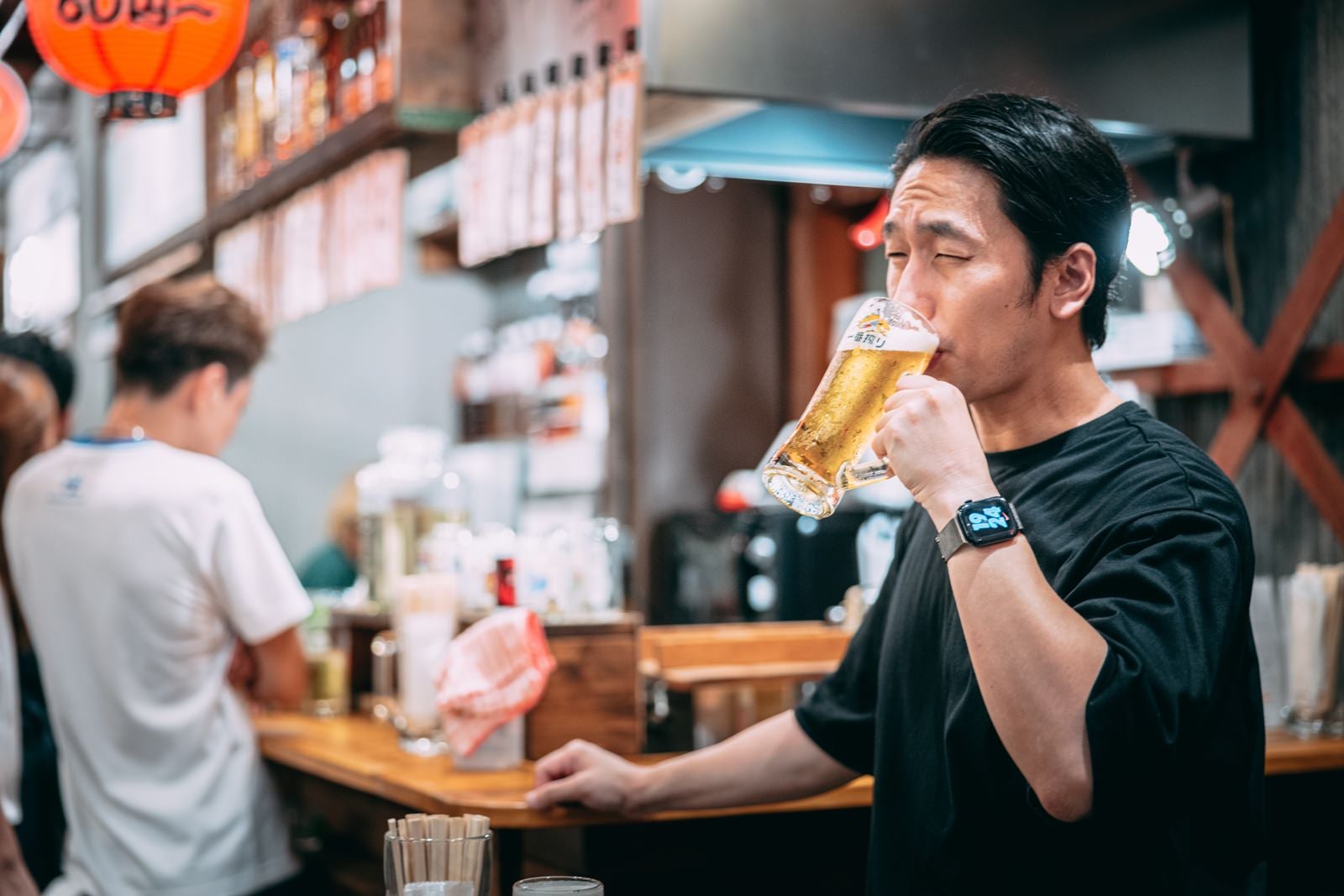 「ビールをうまそうにごくごく飲む」の写真［モデル：大川竜弥］