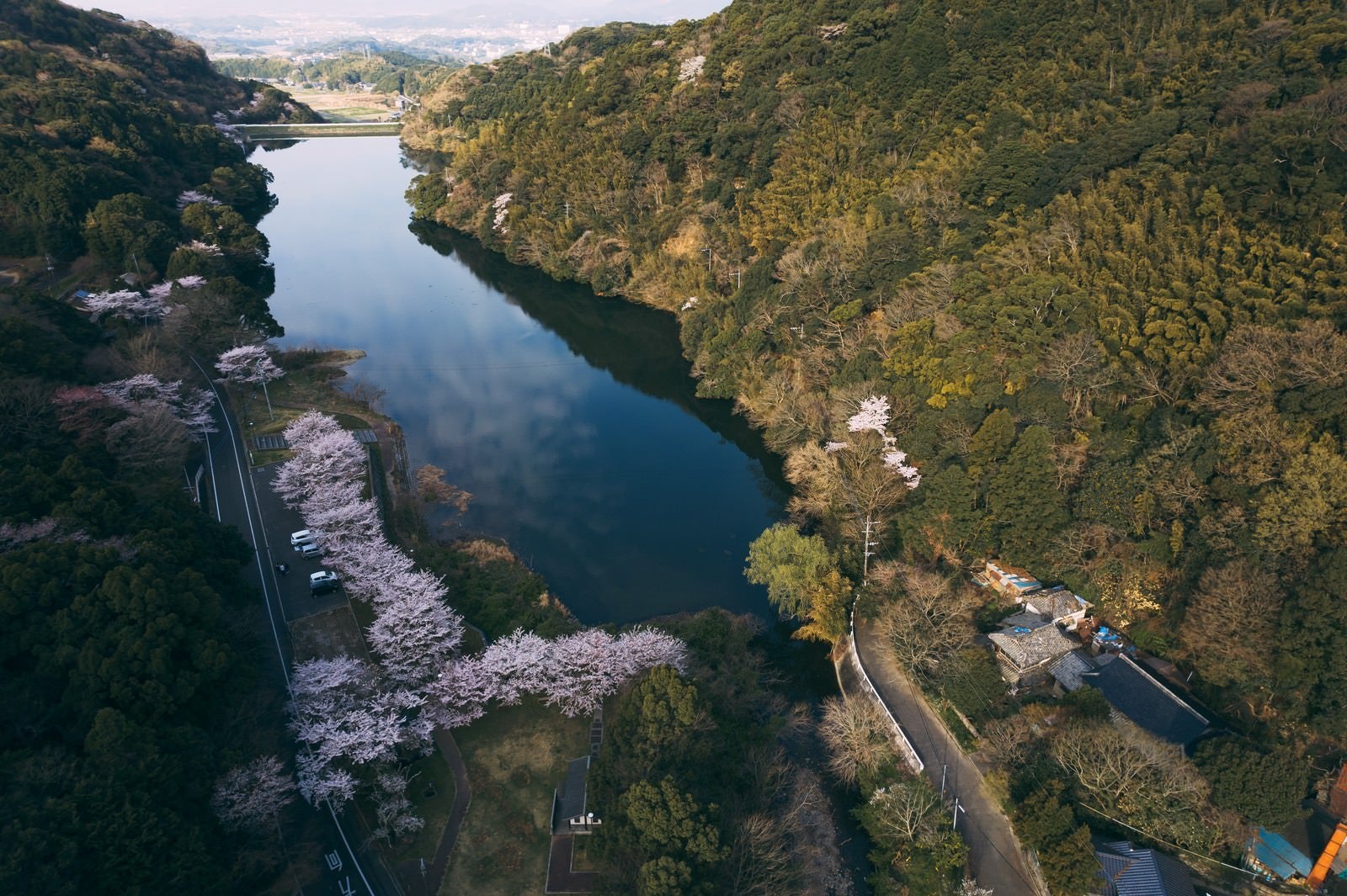 「内ヶ磯ダムの水面に反射する雲」の写真
