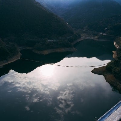 福智山ダム湖面に反射する空の写真