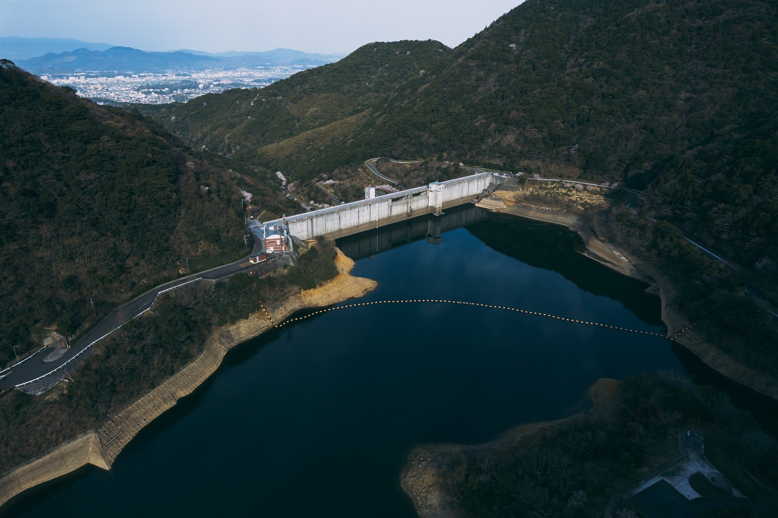 「福智山ダムを空撮」の写真