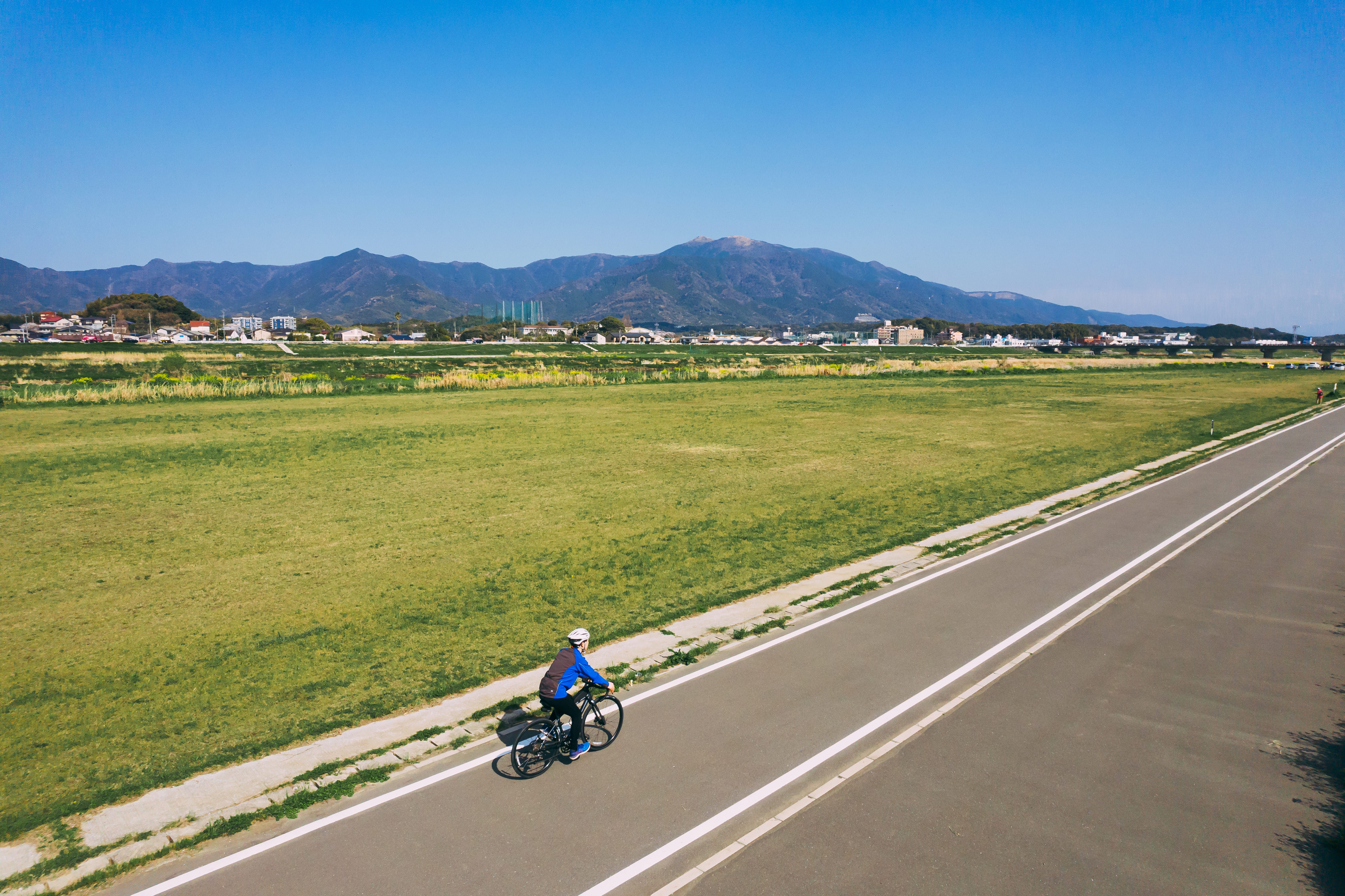 福智山系の山々が美しい直方北九州自転車道の写真