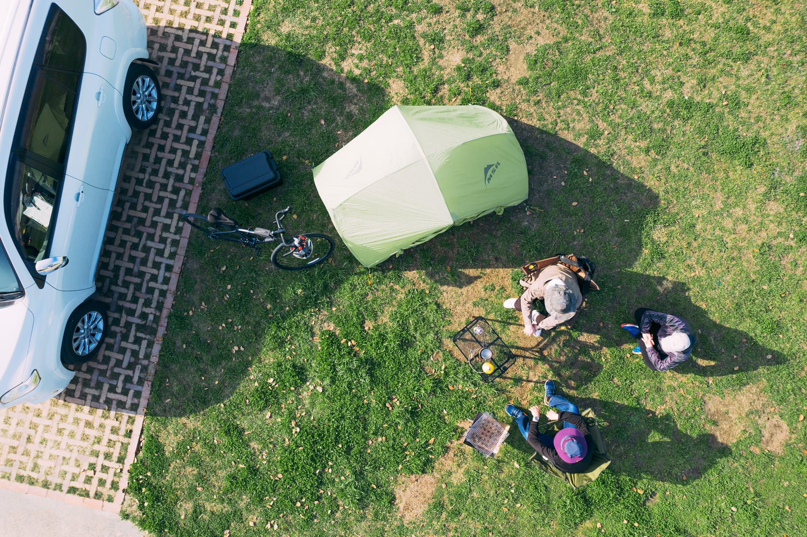 「オートキャンプ場でキャンプをする若者」の写真
