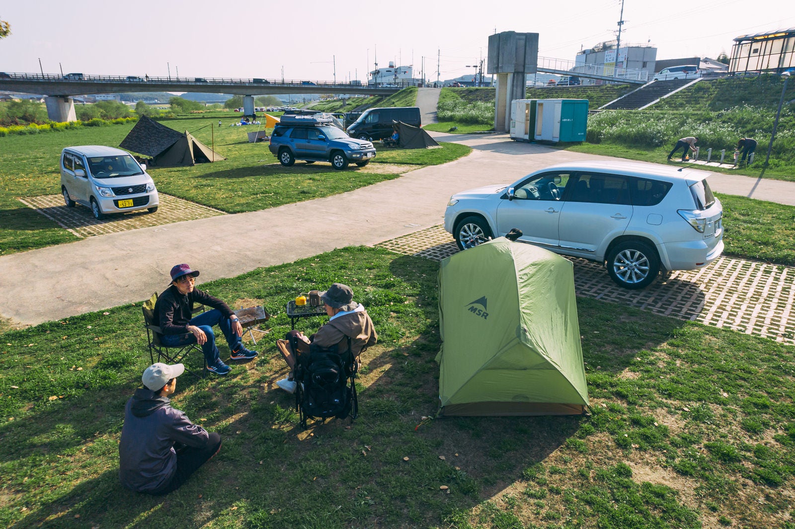 「車を持ち込んでキャンプができる直方オートキャンプ場の様子」の写真