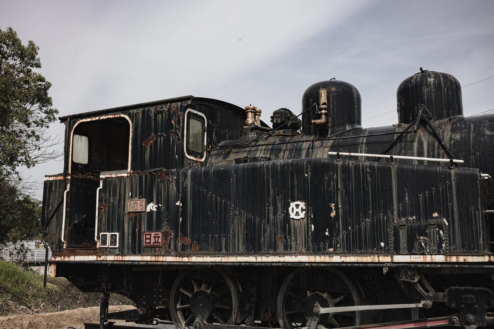 「蒸気機関車の横側」の写真