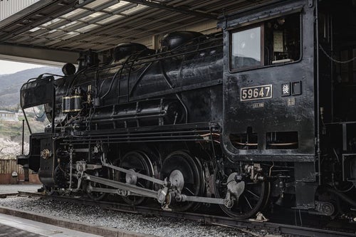 黒光りする59647機関車の写真