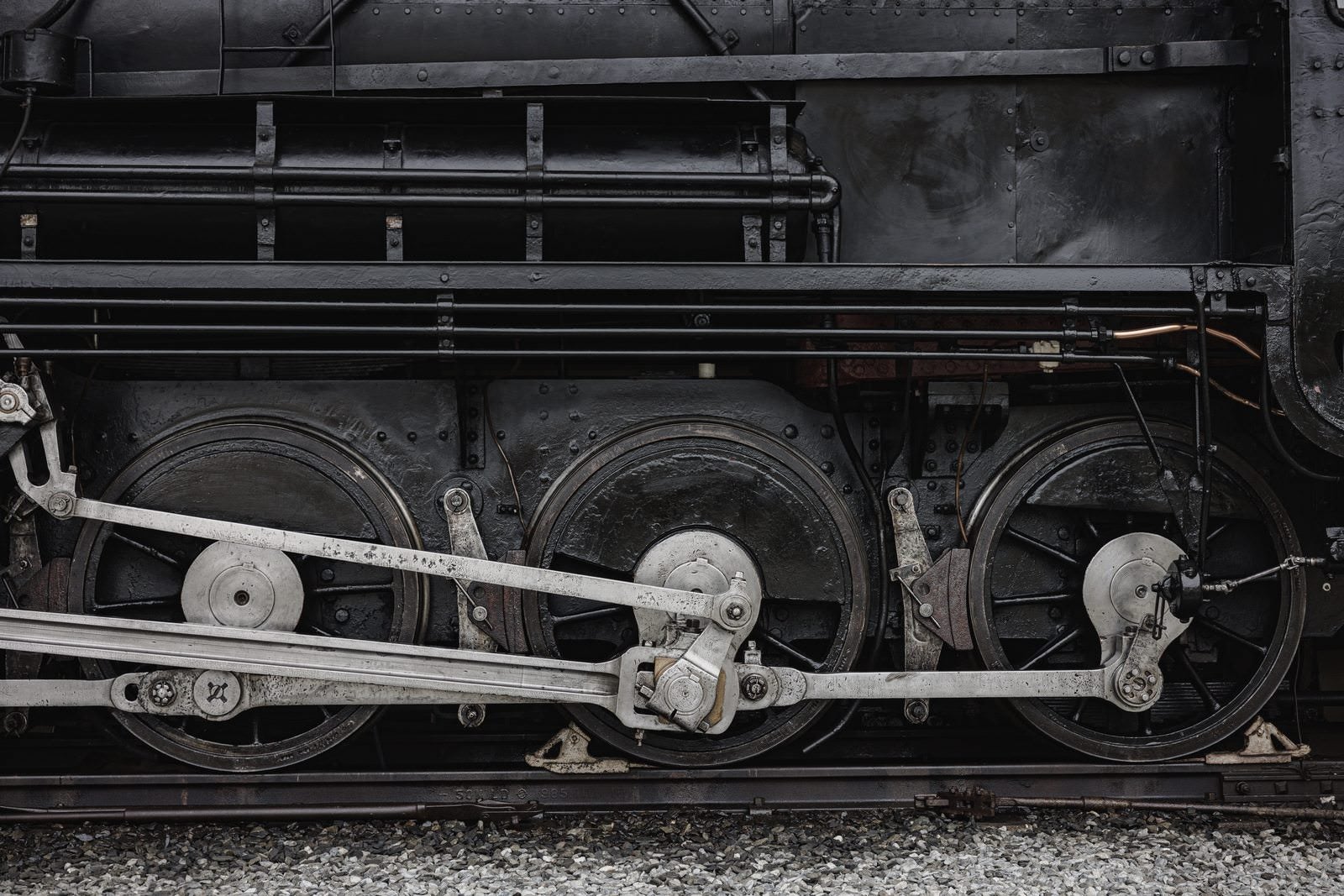 「ロッド類が複雑に組み合わされた車輪（蒸気機関車・9600形59647号機）」の写真