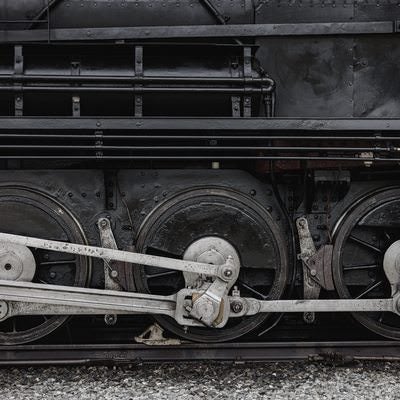 ロッド類が複雑に組み合わされた車輪（蒸気機関車・9600形59647号機）の写真