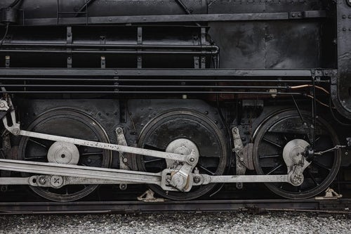 ロッド類が複雑に組み合わされた車輪（蒸気機関車・9600形59647号機）の写真