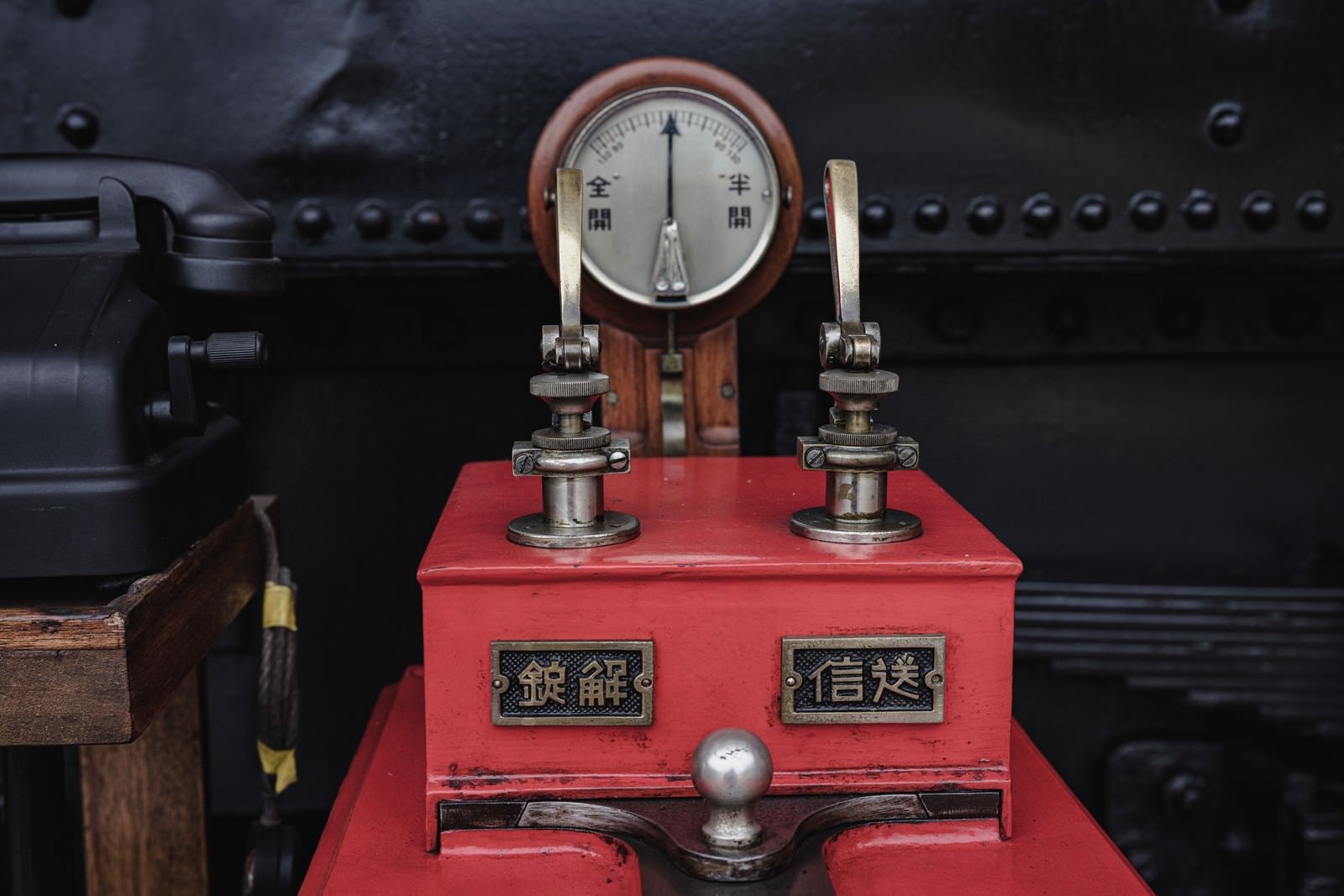 「蒸気機関車運転台のレバー」の写真