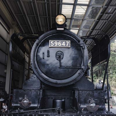 正面から見た蒸気機関車の写真