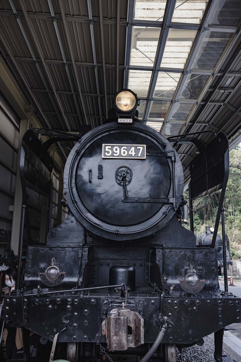 「正面から見た蒸気機関車」の写真