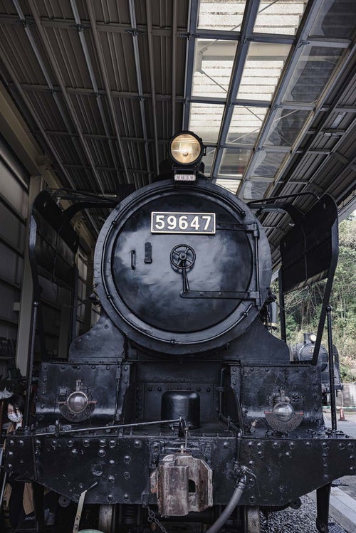 正面から見た蒸気機関車の写真