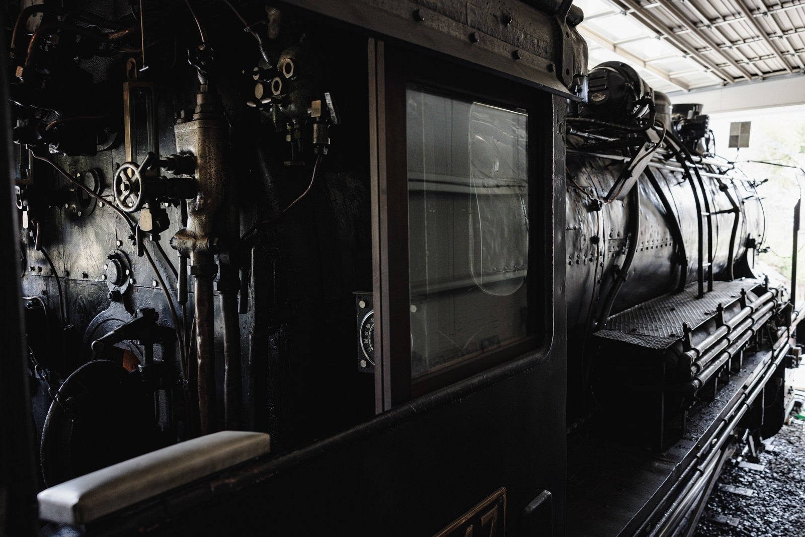 「蒸気機関車の機関室の様子」の写真