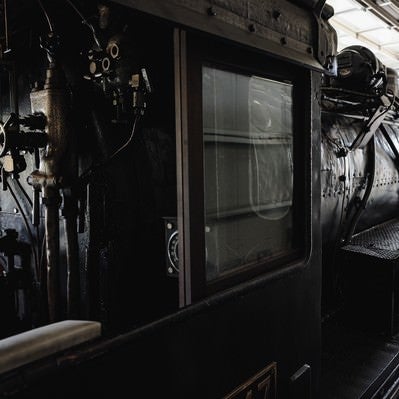 蒸気機関車の機関室の様子の写真