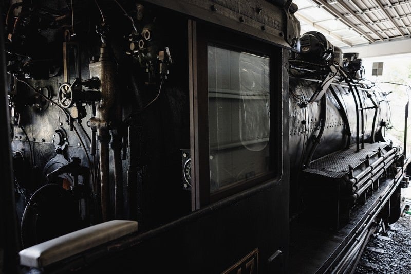 蒸気機関車の機関室の様子の写真