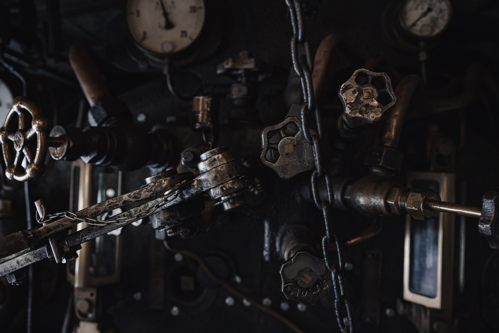 「国鉄SLの機関室にある古いレバーとバルブの操作装置」の写真