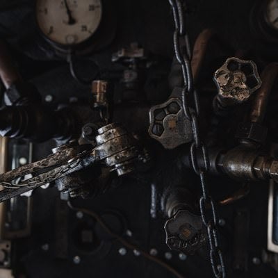 国鉄蒸気機関車の機関室にある古いバルブとレバー操作装置の写真