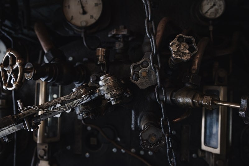 国鉄SLの機関室にある古いレバーとバルブの操作装置の写真