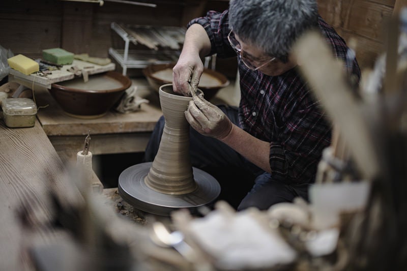 高取焼 永満寺窯の職人がろくろを回す様子の写真
