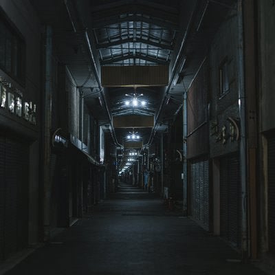 寝静まる夜の商店街（須崎町商店街）の写真